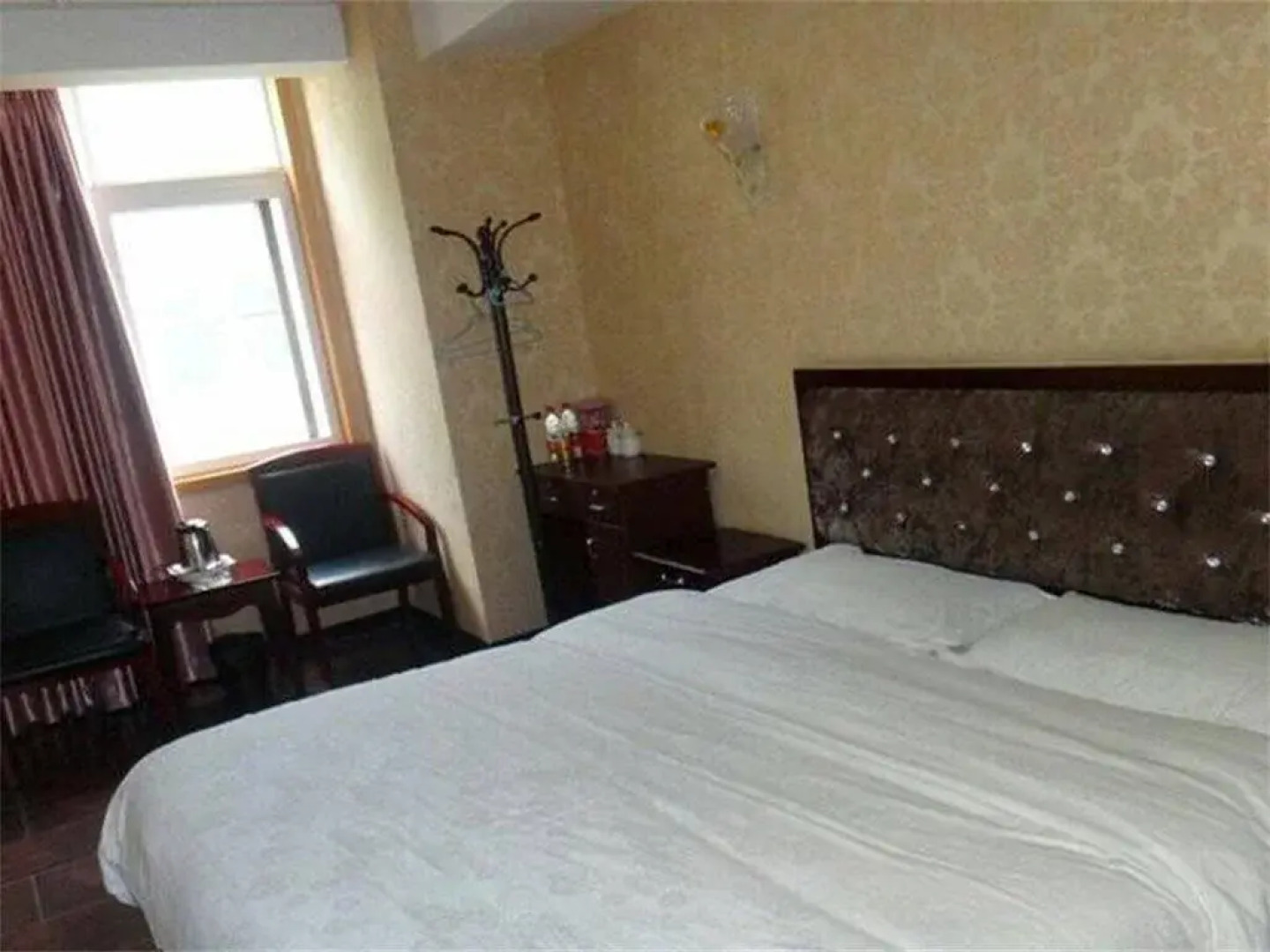 Anxian Mingyi Business Hotel