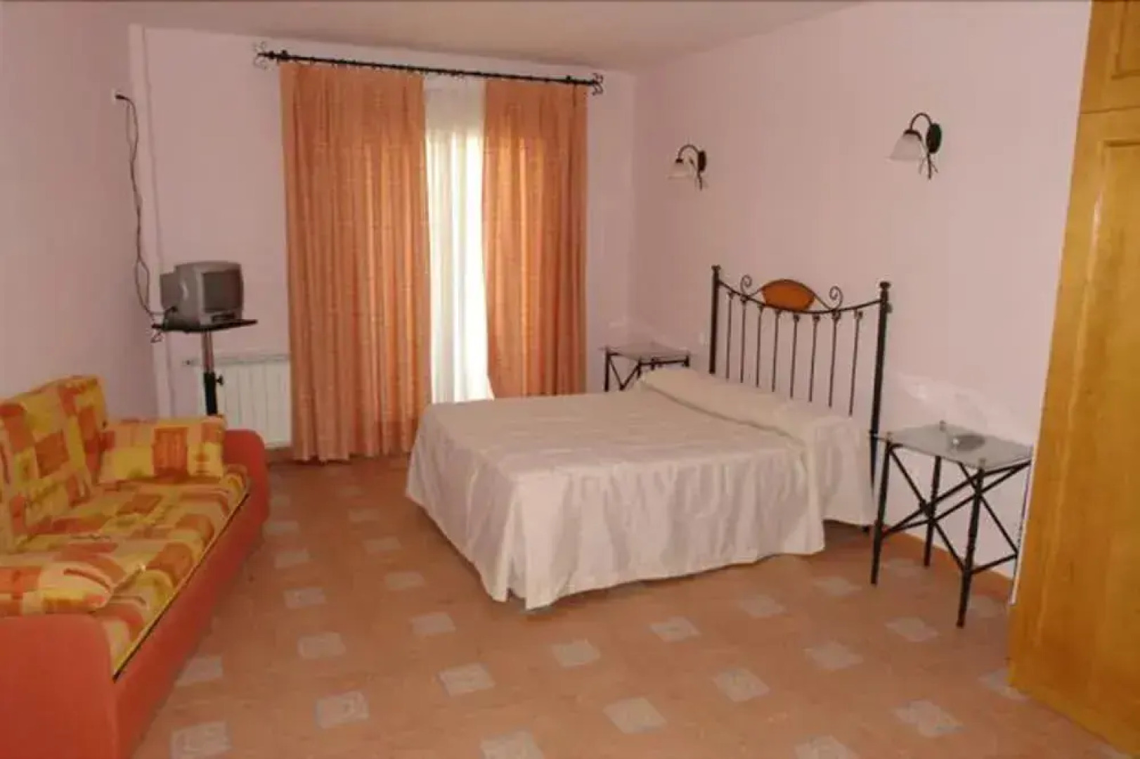 Hostal y Apartamentos Rurales la Bellosina