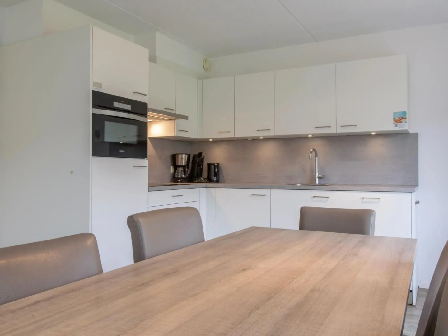 Restyled Bungalow With 2 Bathrooms, Near the Beach
