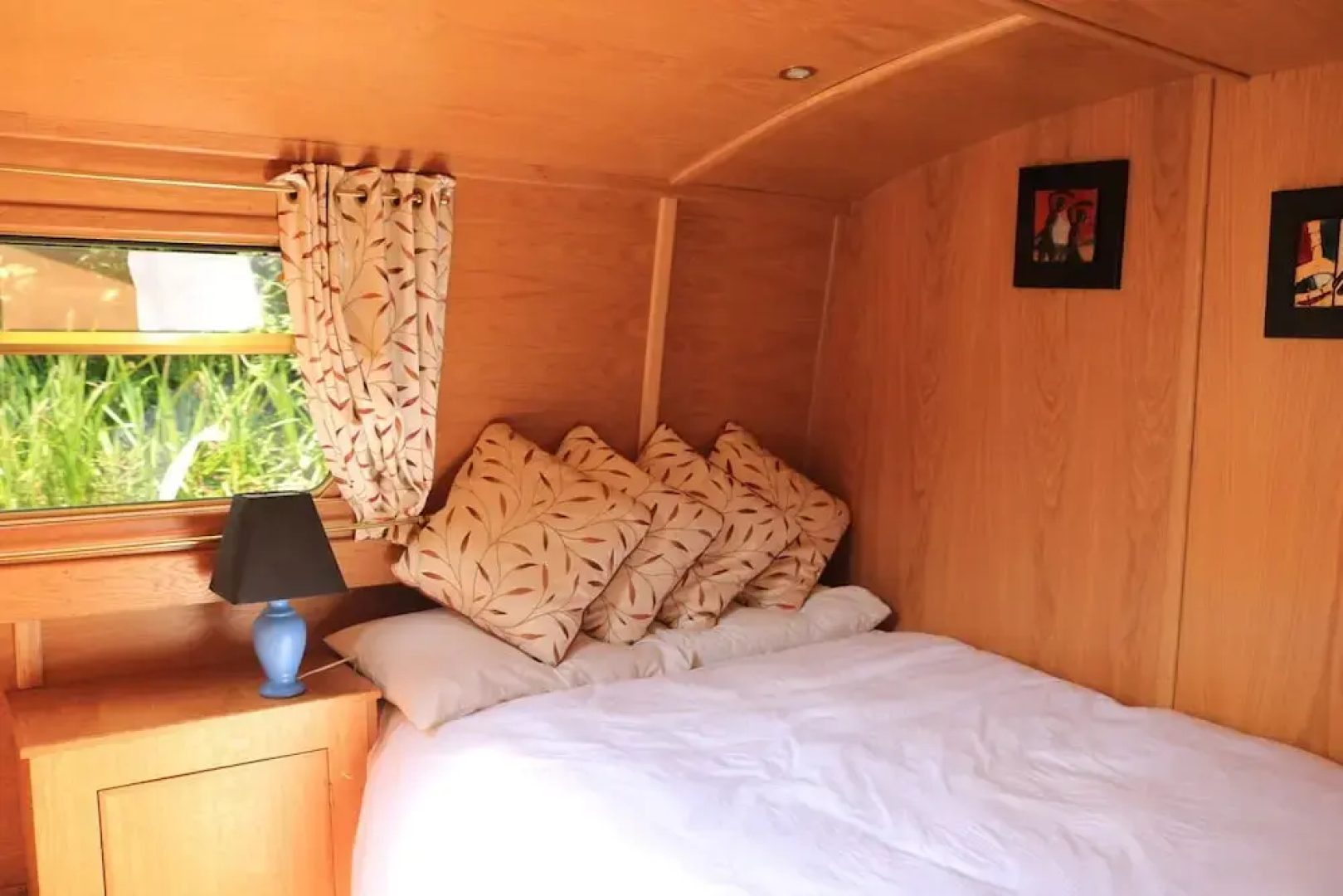 Idyllic Houseboat - Sleeps Six