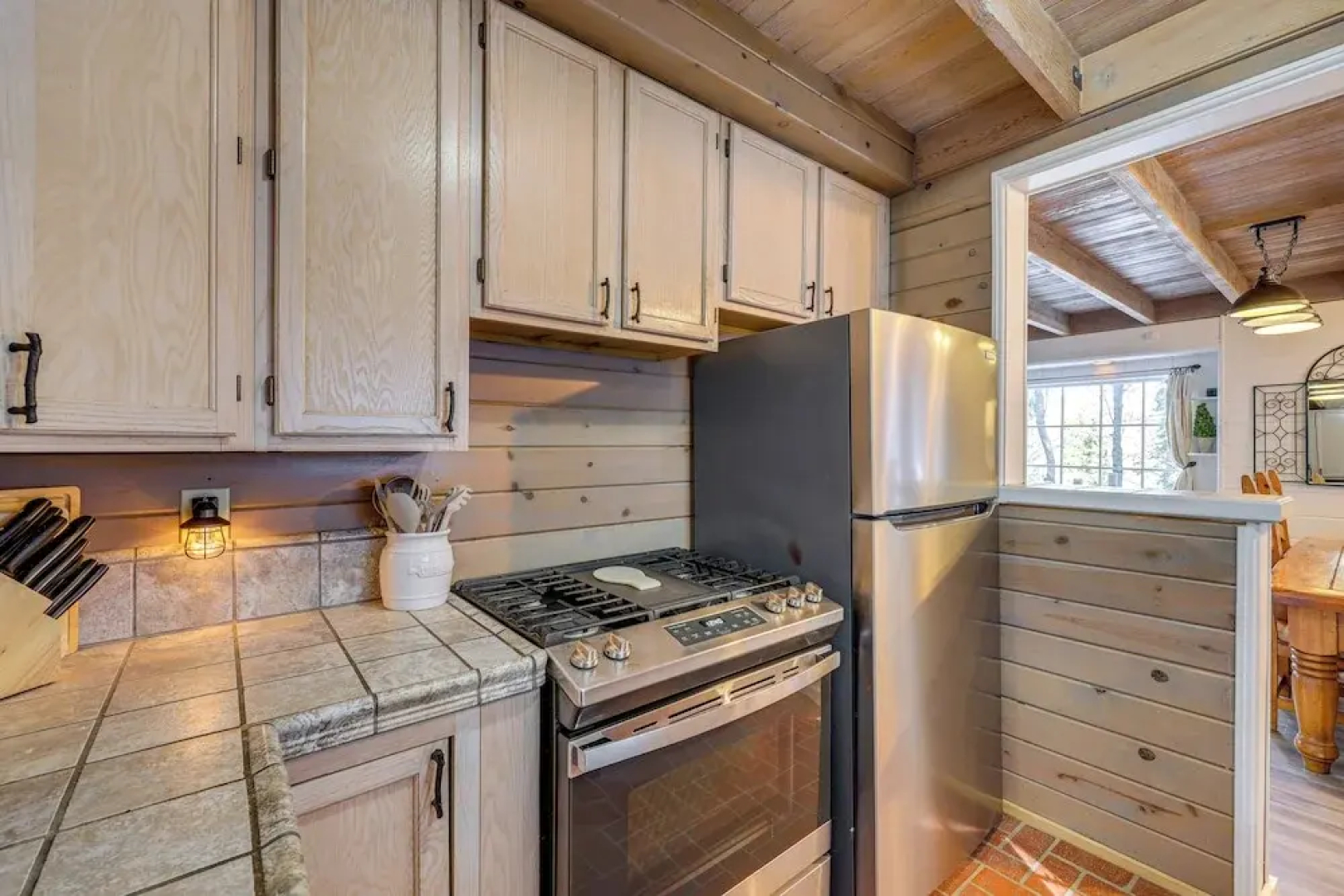 Walkable 'green Gables Cottage' in Lake Arrowhead