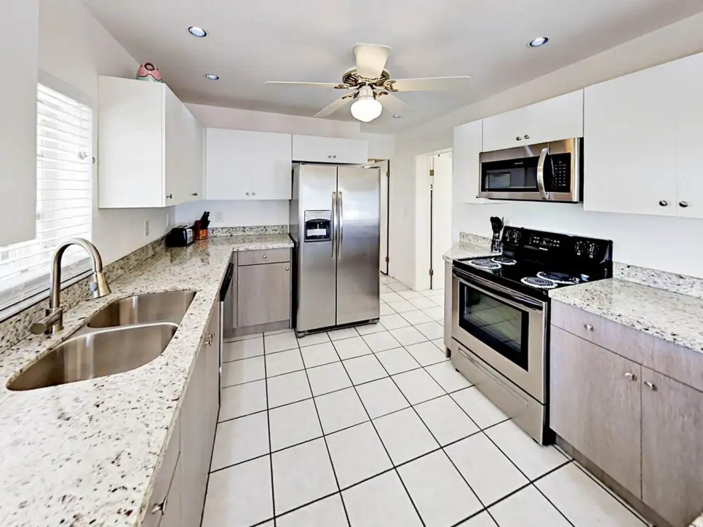 353 Barry Home 6 Bedrooms 4.5 Bathrooms Home