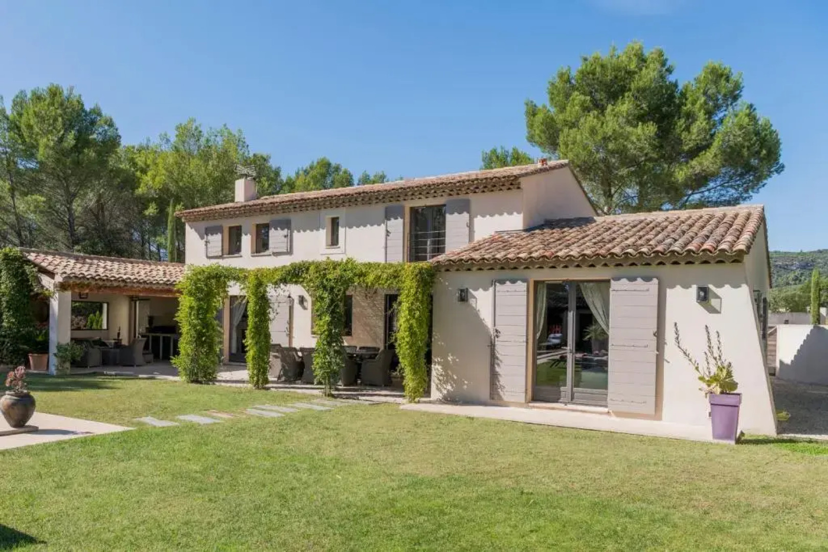 Bâtisse provençale avec piscine privée au coeur du Luberon et du village de Lourmarin, 10 personnes LS2-385 NOUVIAGE