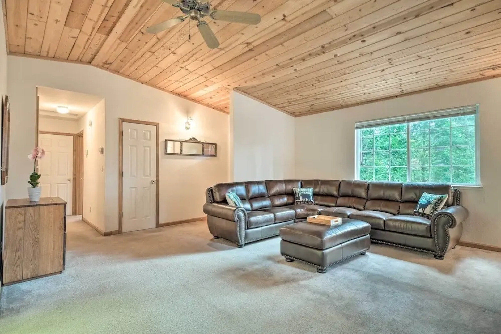 4 Mi to Big Tree State Park: Serene Cabin w/ Deck