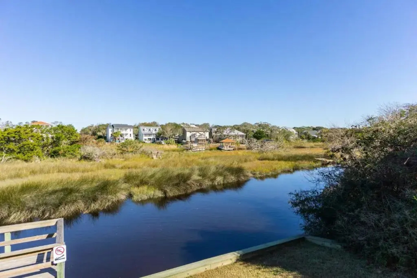 See Otter by Oak Island Accommodations