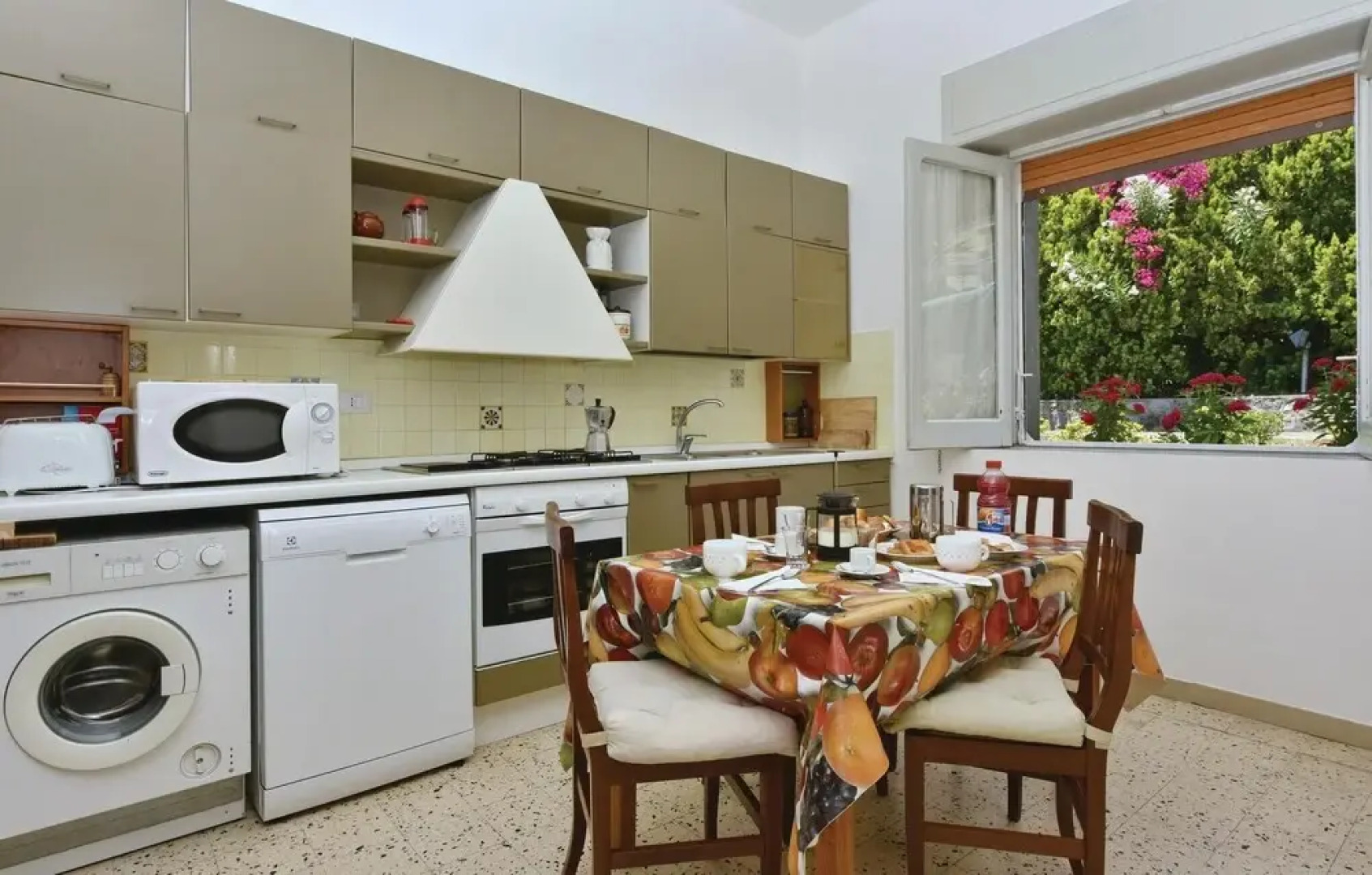 Beautiful Home in S. Giovanni a Piro SA With 3 Bedrooms, Wifi and Outdoor Swimming Pool