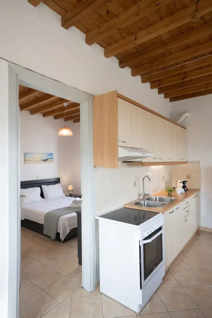 1 Bd Emerald Apt w Sparkling Shared Pool