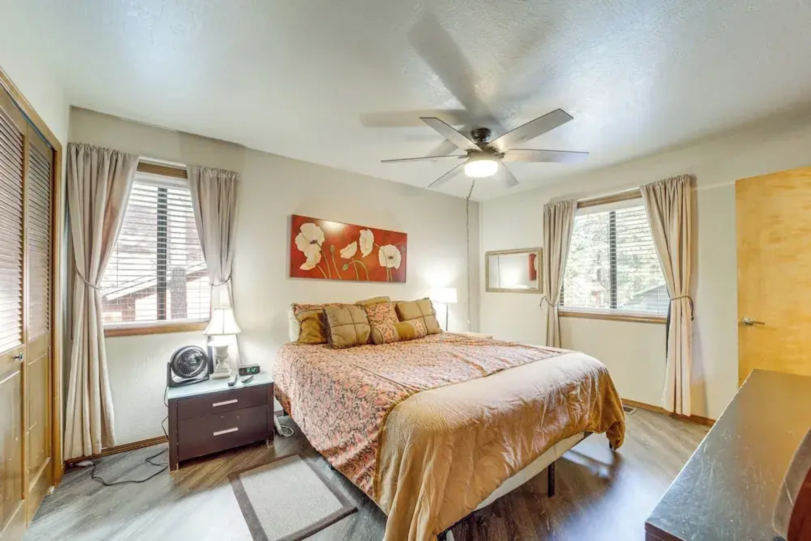 Fire Pit & Wraparound Porch: Munds Park Cabin!