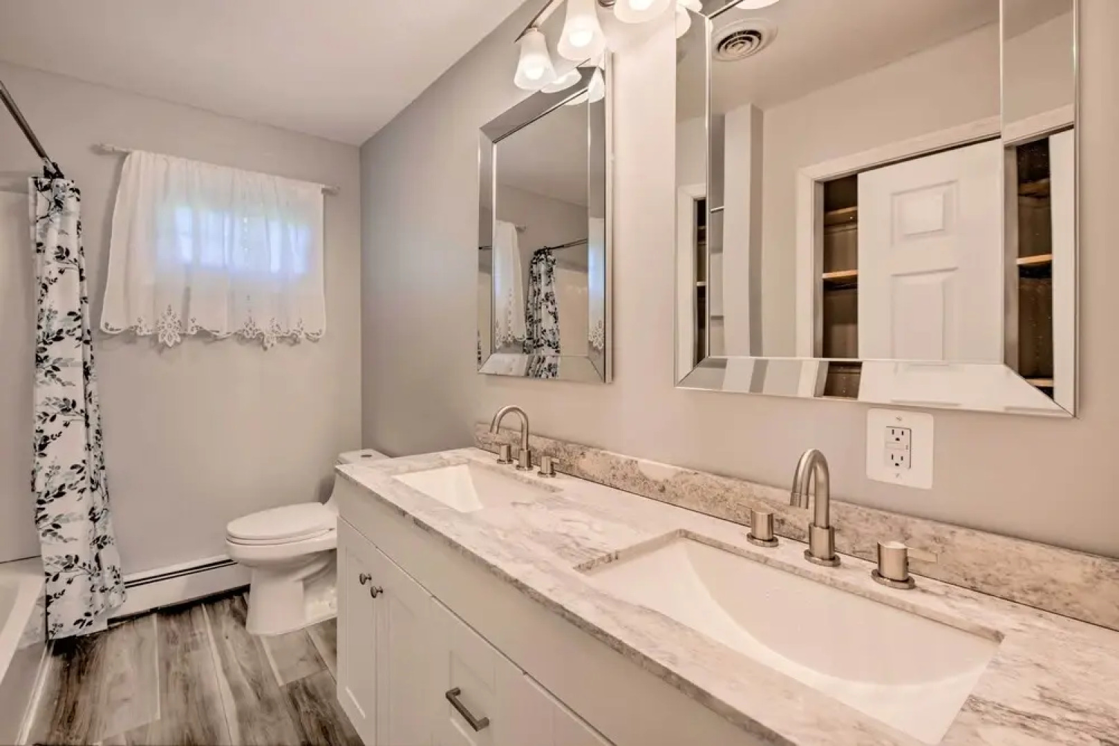 Updated Home w/ Pool Table ~ 4 Mi to Hershey!