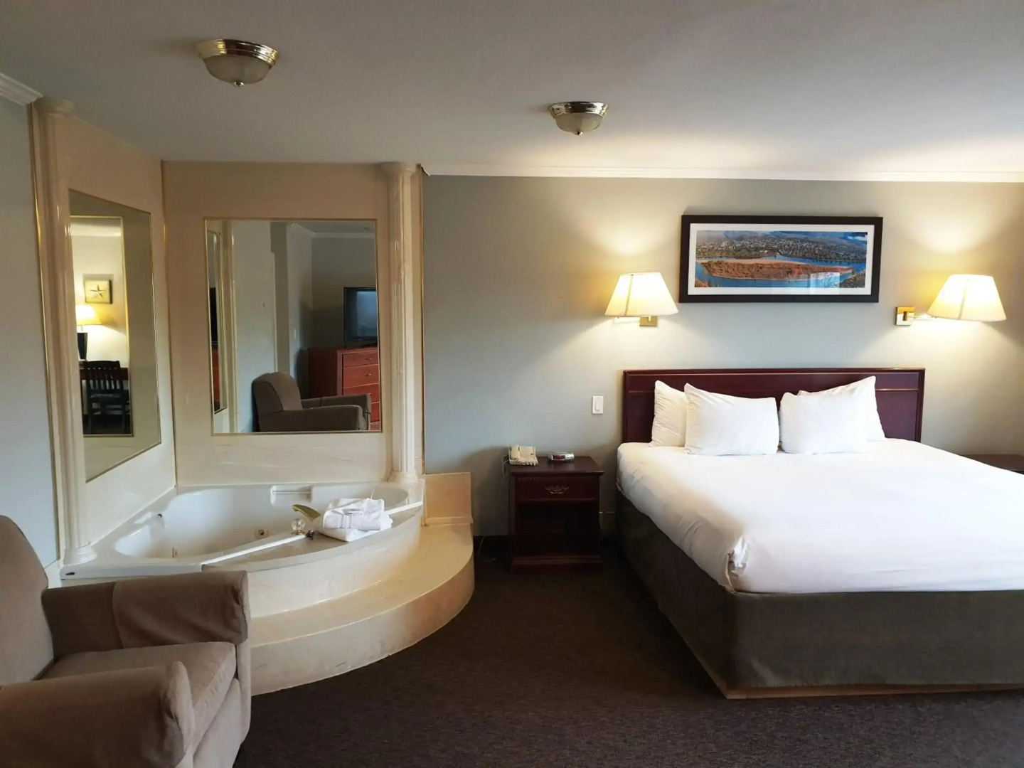 Riverland Inn & Suites