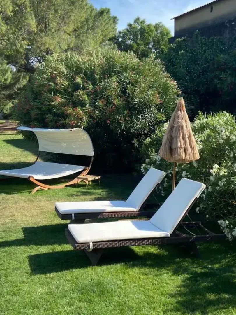 Le Patio, chambres d hôtes pour adultes en Camargue, possibilité de naturisme à la piscine,
