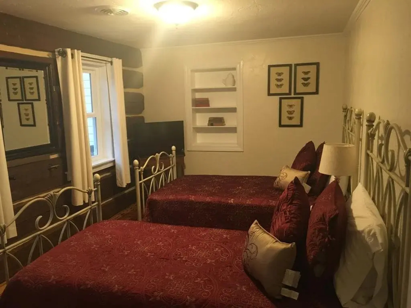 Edgewater Inn & Riverside Grill