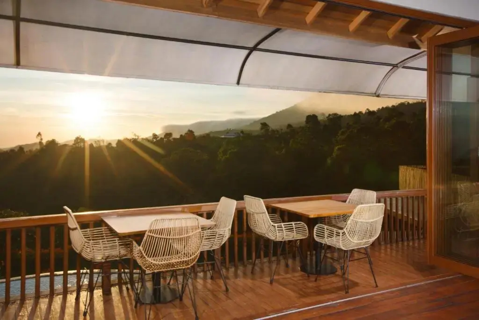 Giriwood Hotel & Villa