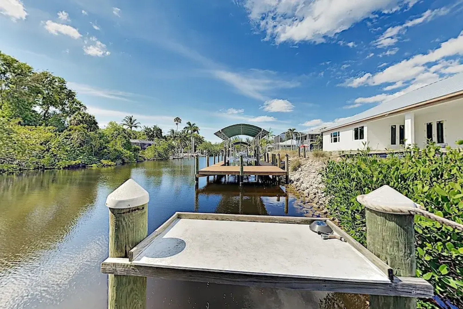 Canal House - 3 Br home by RedAwning