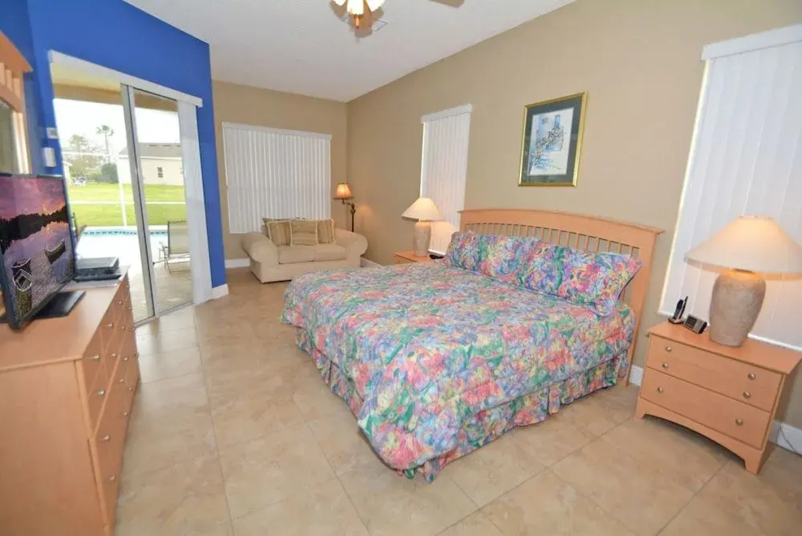 100HC Holly Corner 5 Br villa by RedAwning