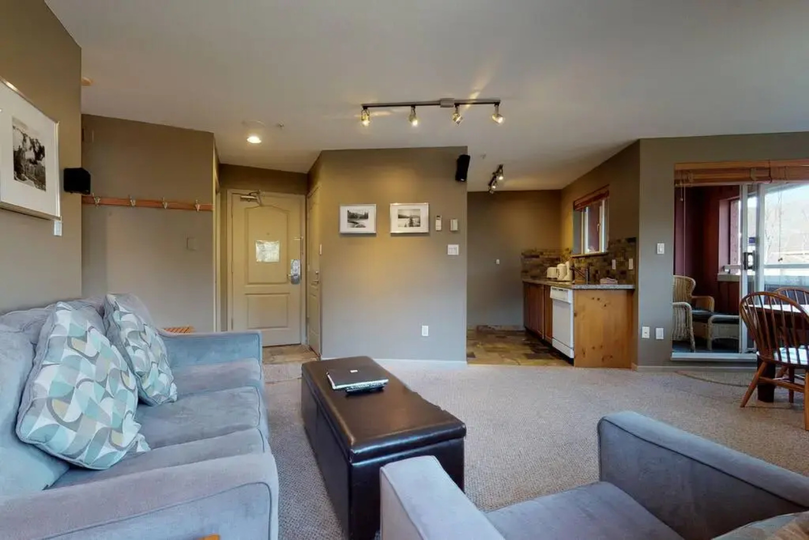 Whistler Village -  Best location - spacious - Village stroll - Walk to lift - bars - restaurants - grocery store - liquor store Deer Lodge 341