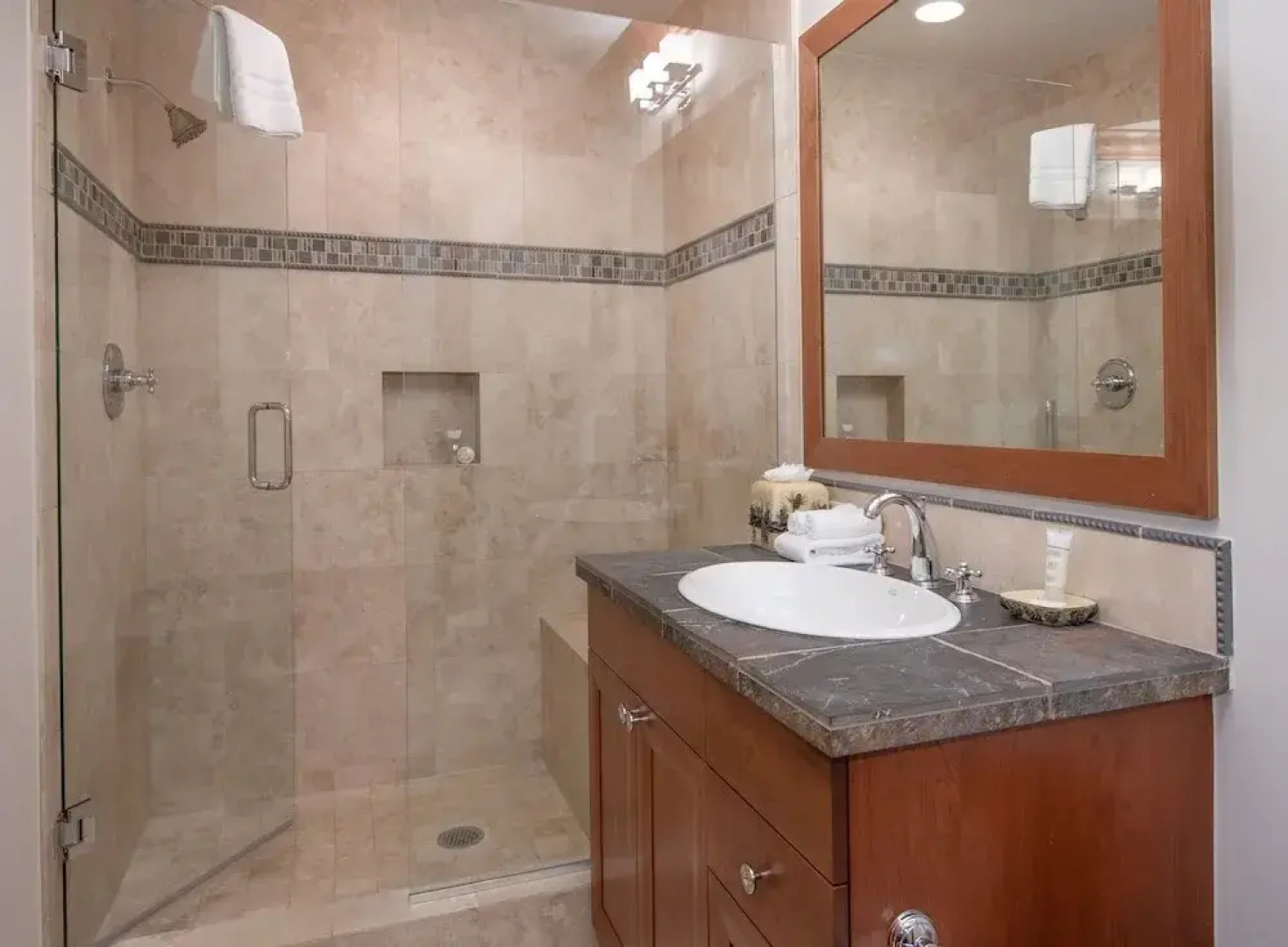 Hummingbird C102 4 Bedroom Condo by RedAwning