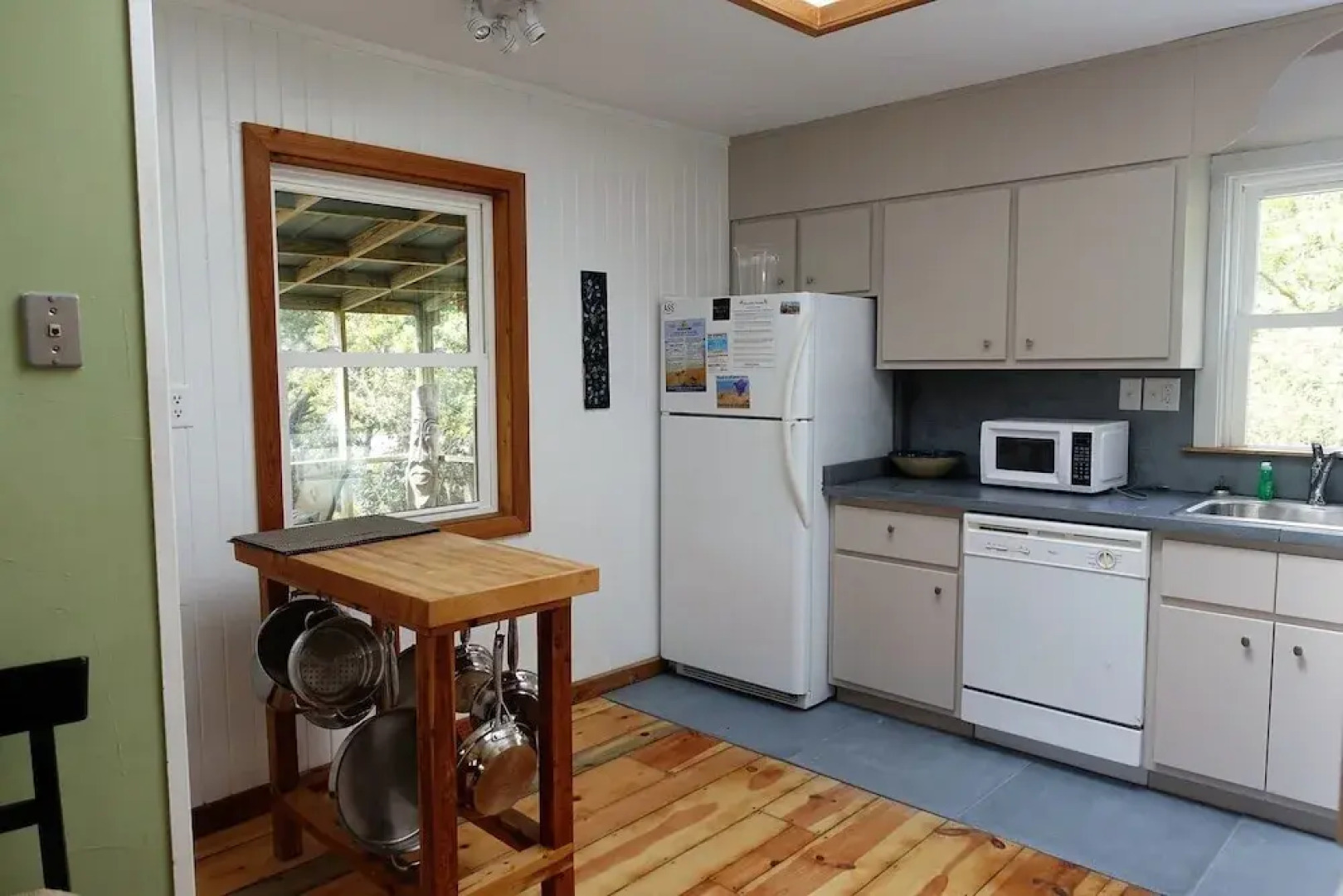 A Cat Named Vivian 3 Bedrooms 2 Bathrooms Home