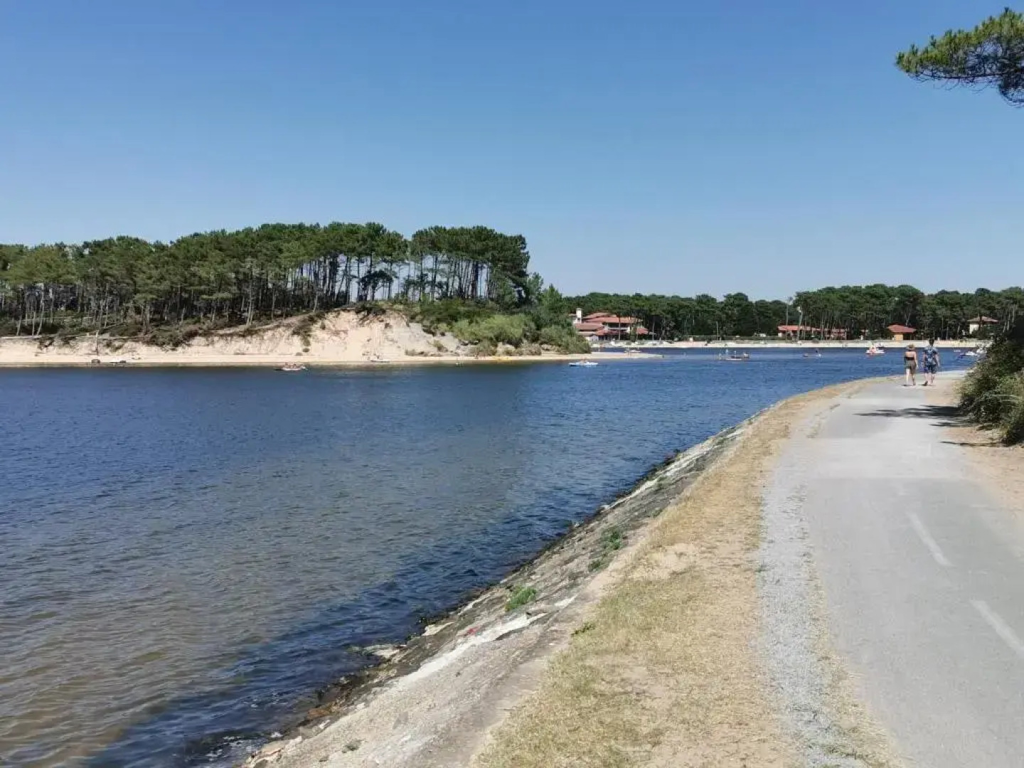 Maisonnette 5 personnes dans résidence avec piscine