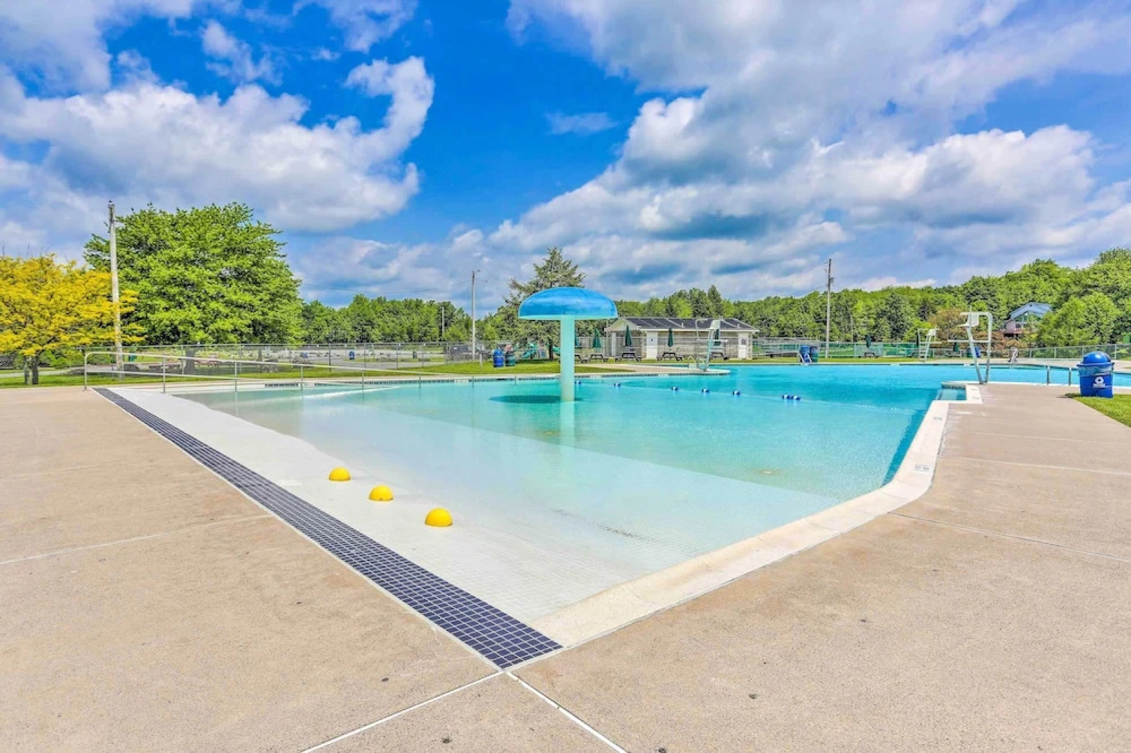 Pet-friendly Cabin w/ Hot Tub in Pocono Lake!