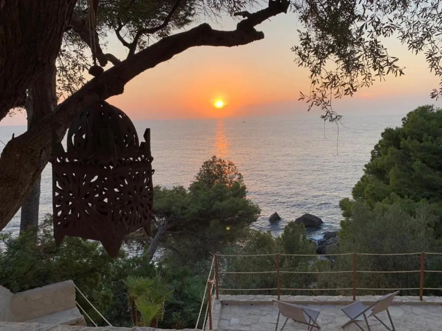 Sea front house with astounding views.