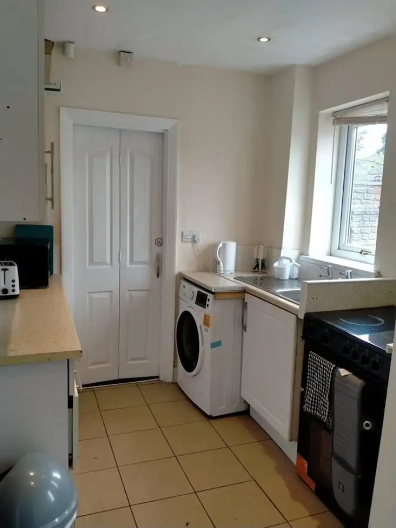 Spacious 3bed House in Walsall With Parking Onsite