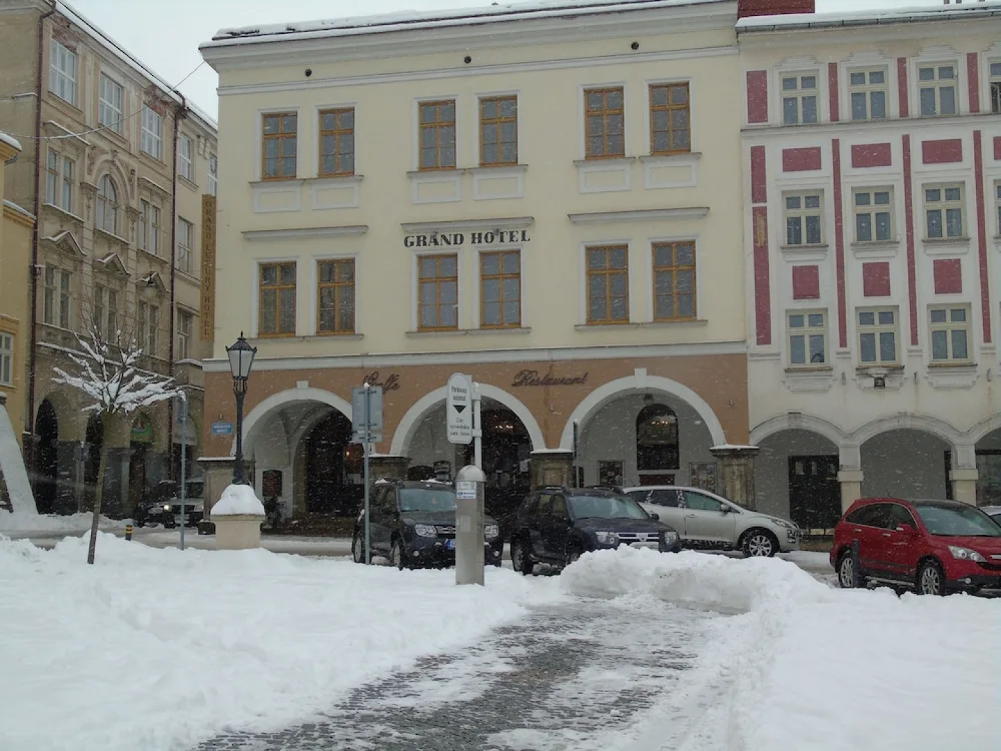 Grand Luxury Hotel