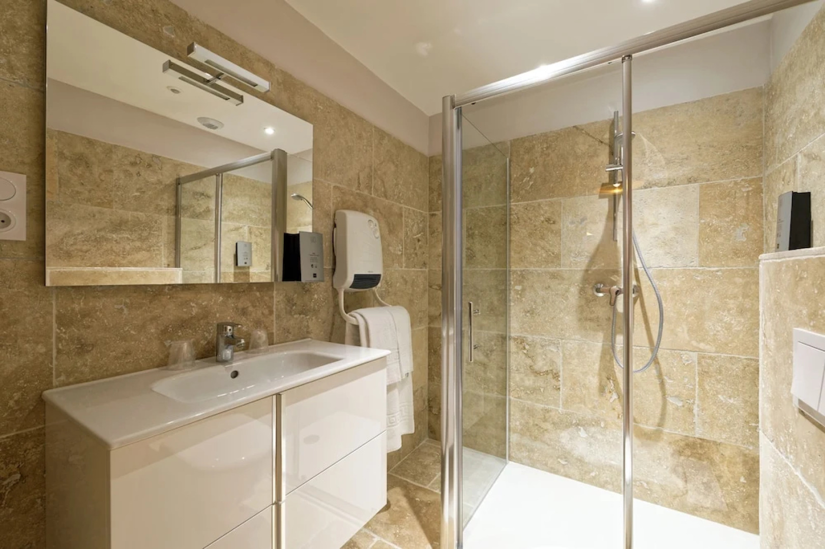 Appartements Pied à Terre, haut standing avec cuisine équipée et terrasse / Groupe HRM