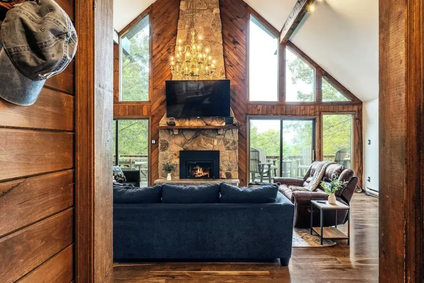 Sky View Chalet by Avantstay Stunning Interior, Spacious Deck, Hot Tub, & View