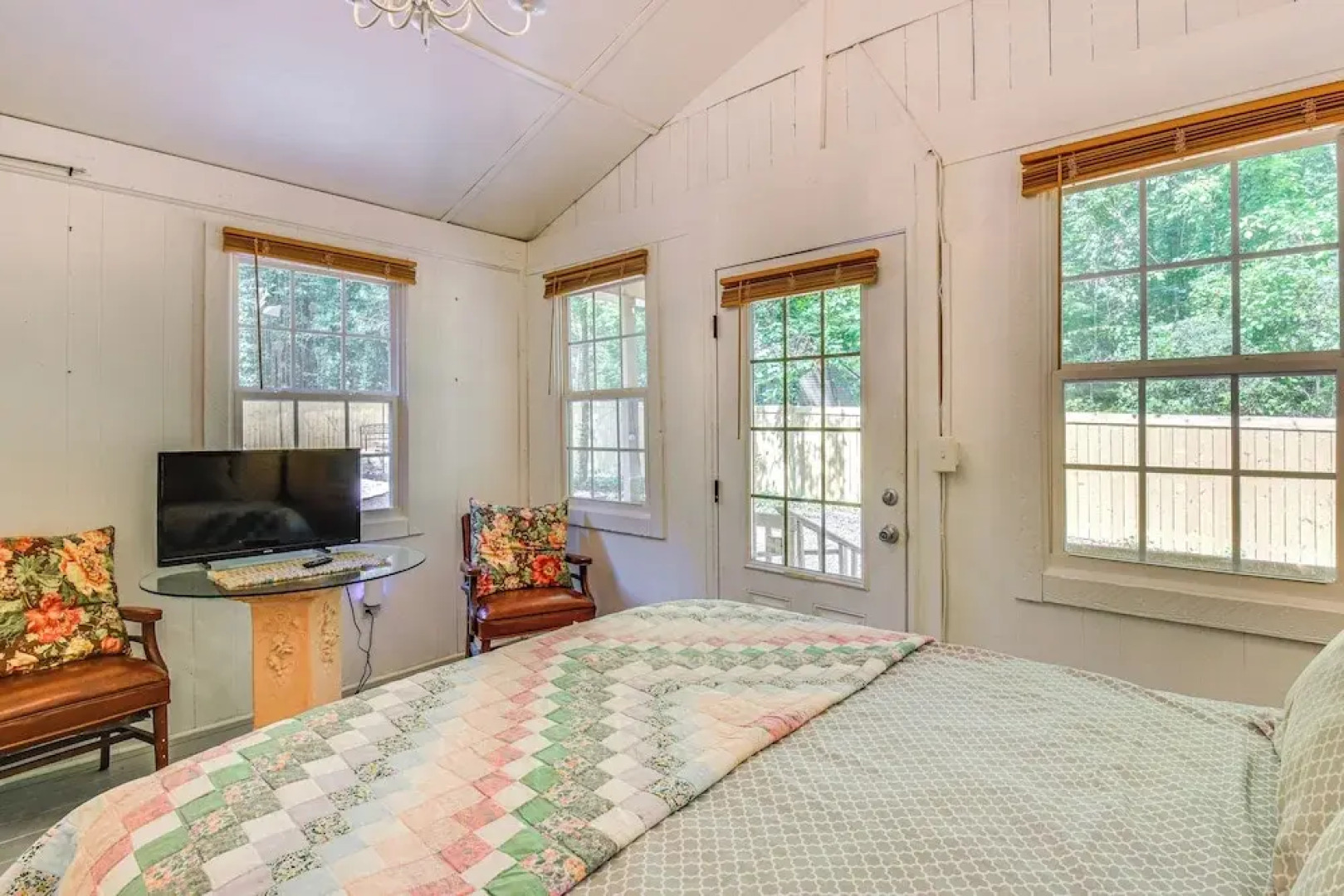 Pet-friendly Lavonia Cabin, Walk to Lake Hartwell!