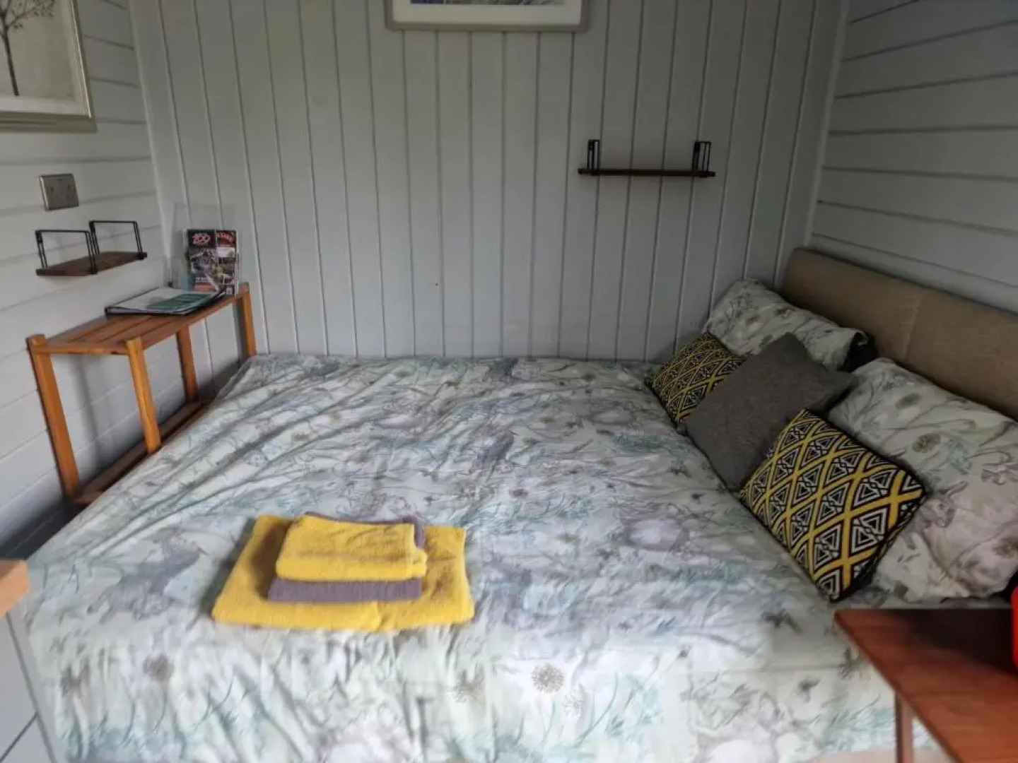 Glamping Hut - Riverside 1