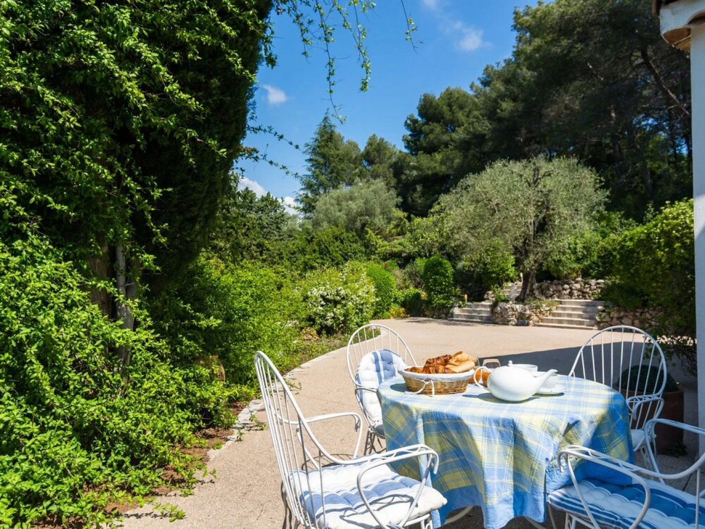 Spacious Villa in La Gaude With Swimming Pool
