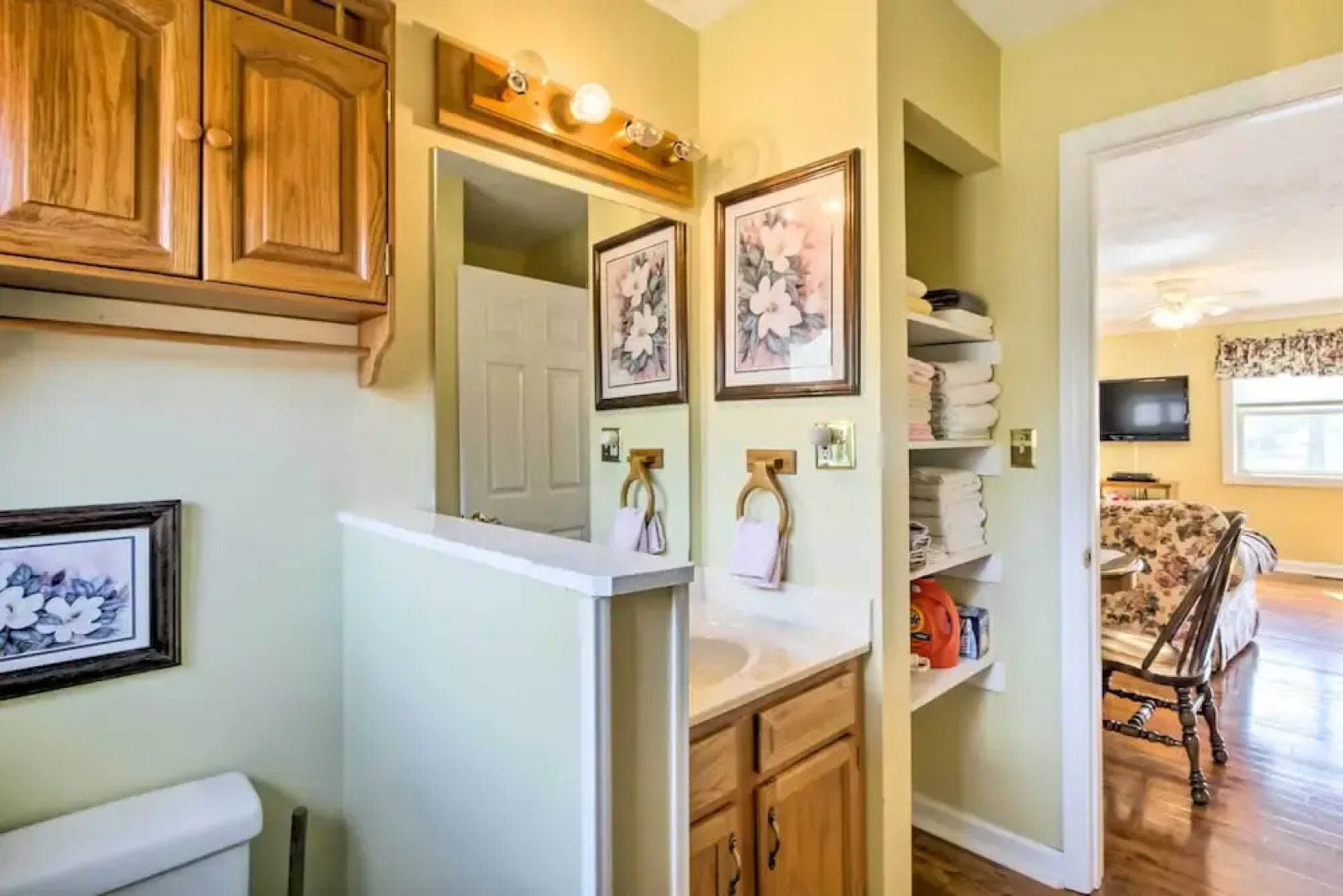 Damascus Apt w/ Views, Walk to Shops + Parks!