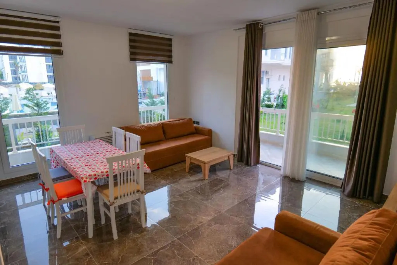 The Peak Hotel & Lounge