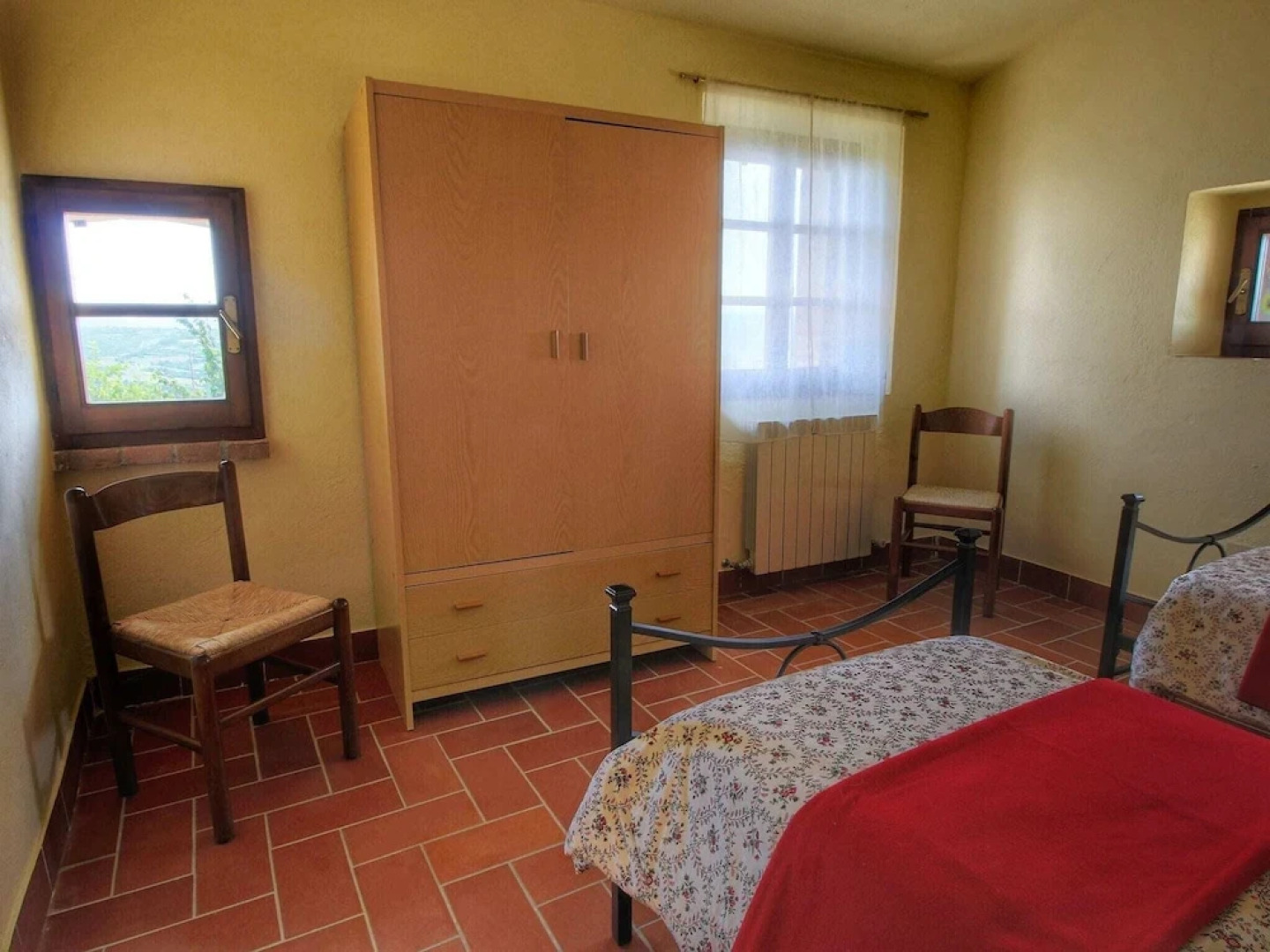 A Quaint Farmhouse in Paciano with Swimming Pool