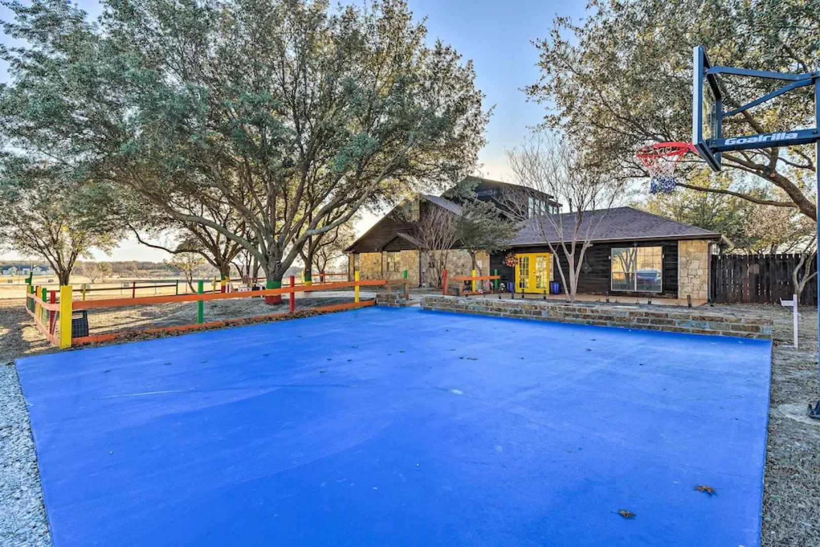 Private Pool: Spacious & Vibrant Argyle Villa!