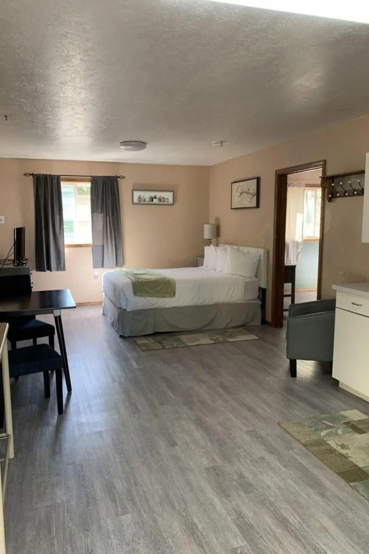 Lamplighter Cabins & Suites