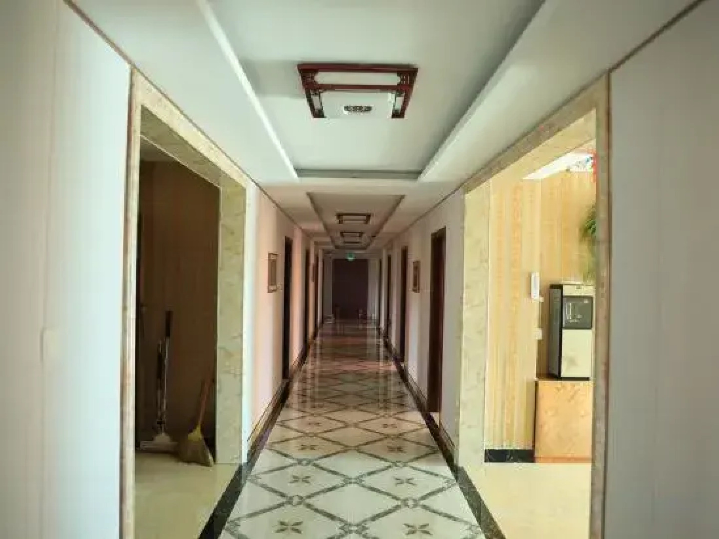 Chenglong Hotel (Ulan Butong Grassland Scenic Area)