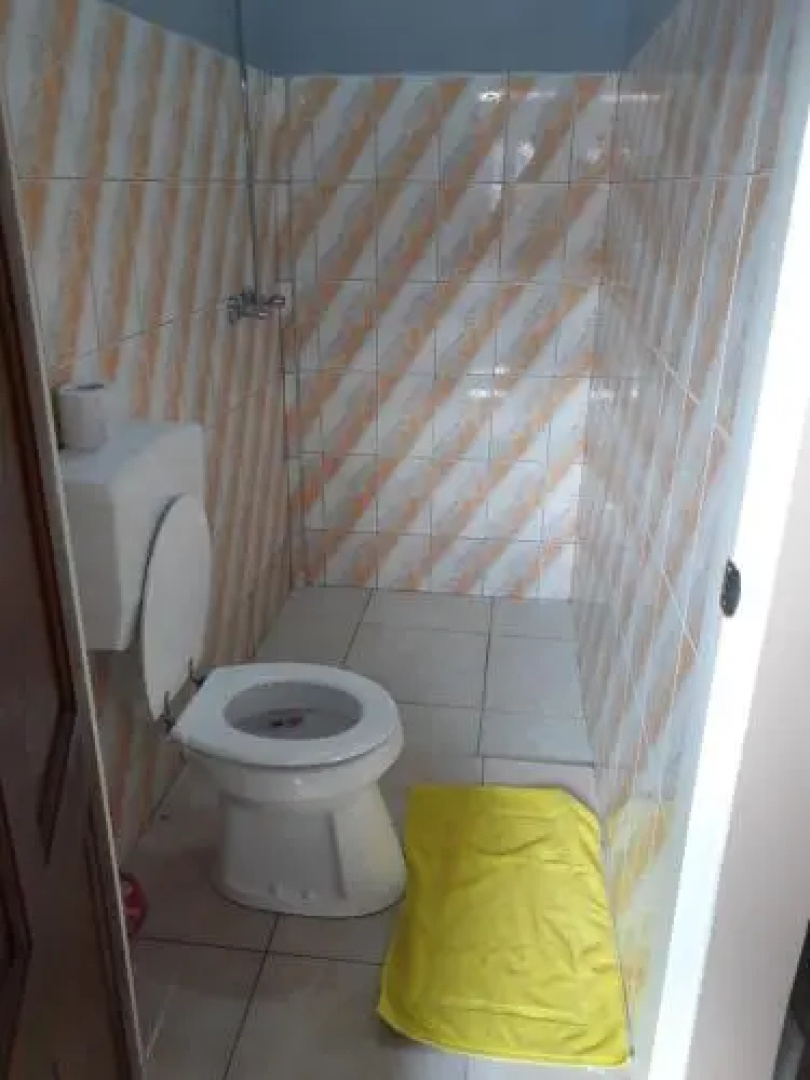 Rumanija's Airport Rooms
