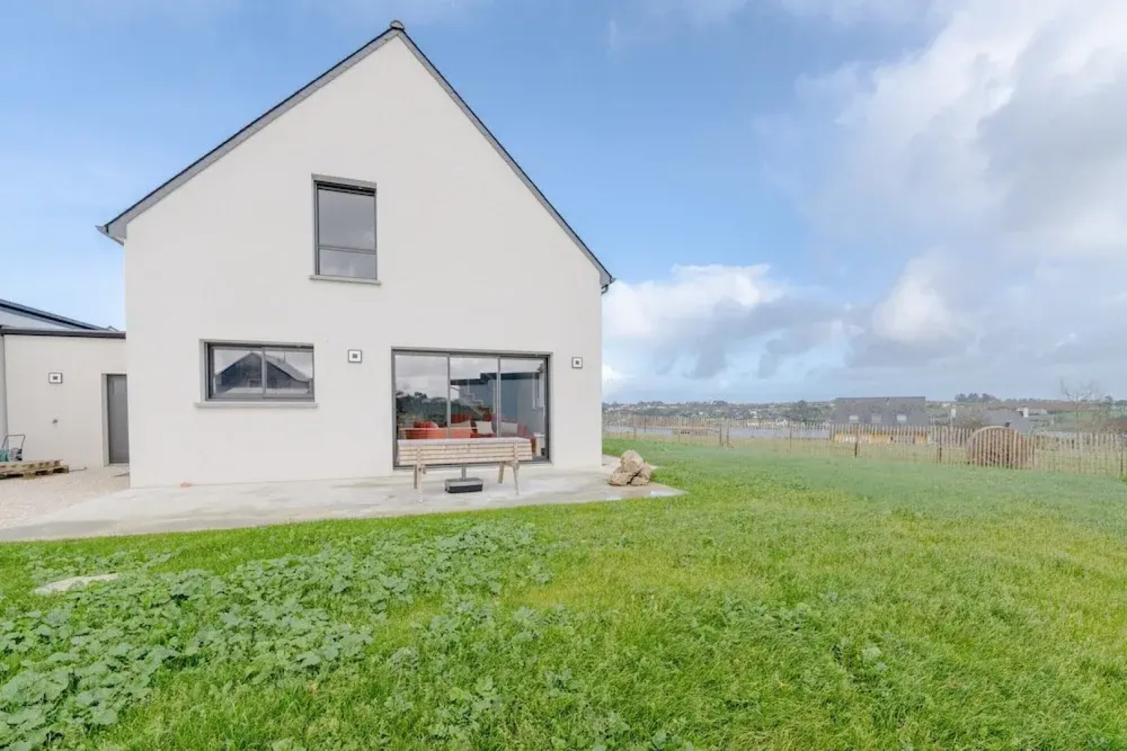 Pretty new House With Small sea View