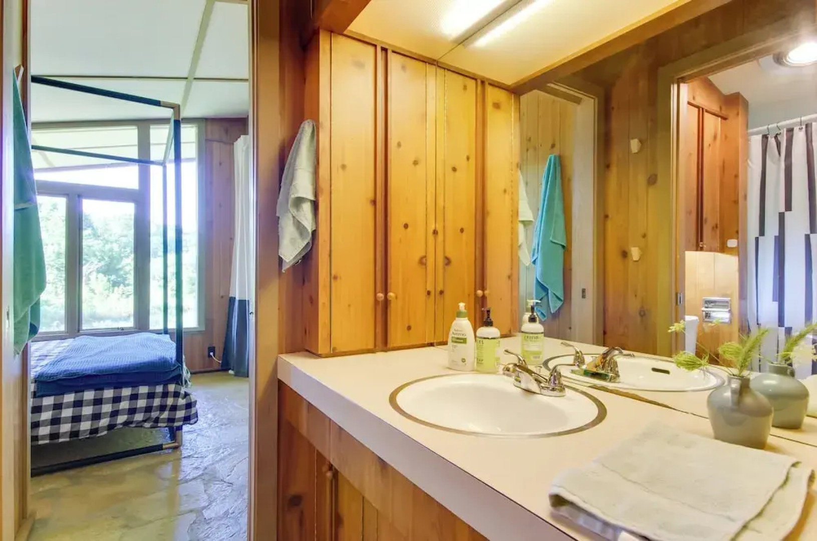 Tranquil Mid-century Modern Cottage w/ Forest View