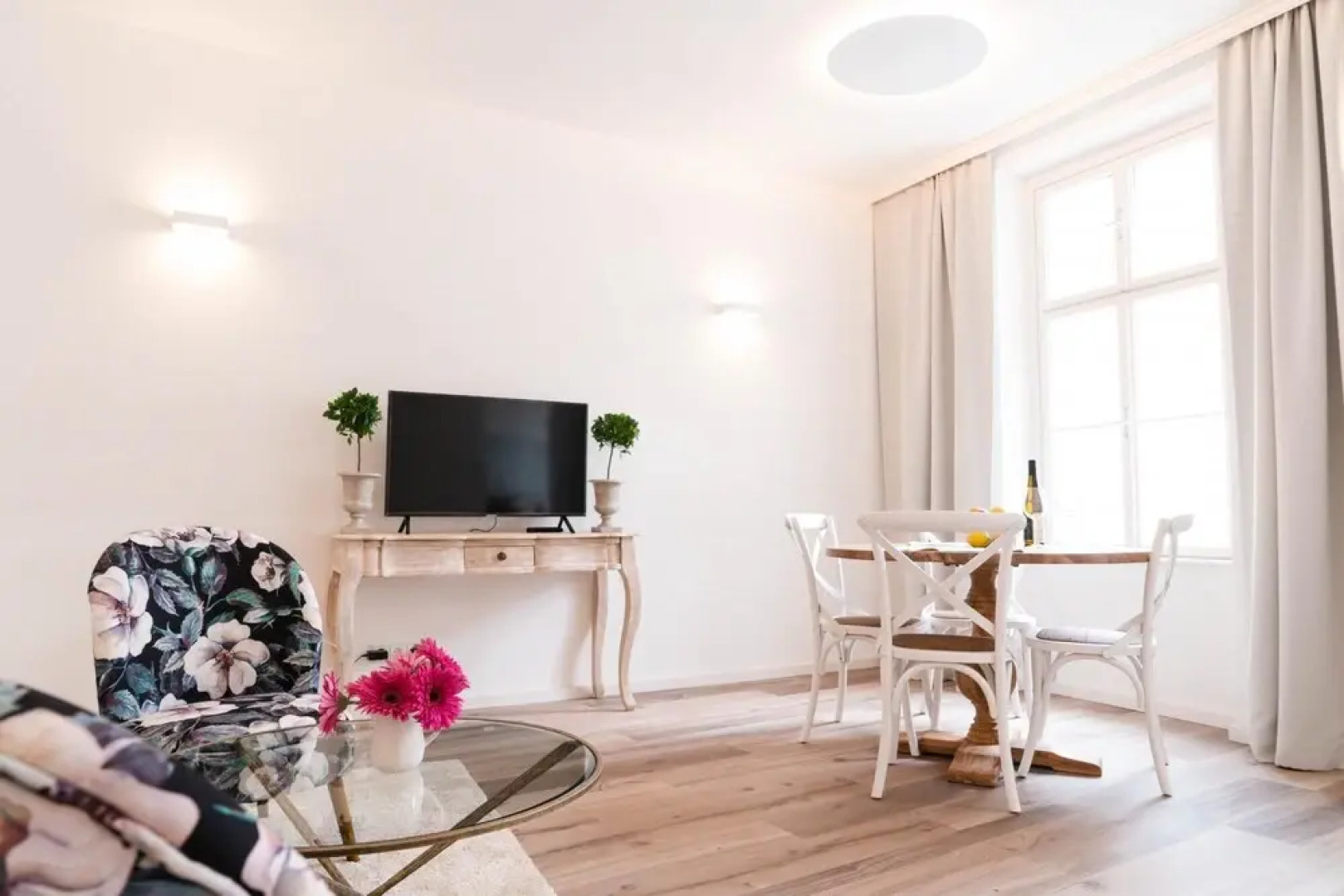 Deluxe Apartment in the Historic Centre With Private Parking