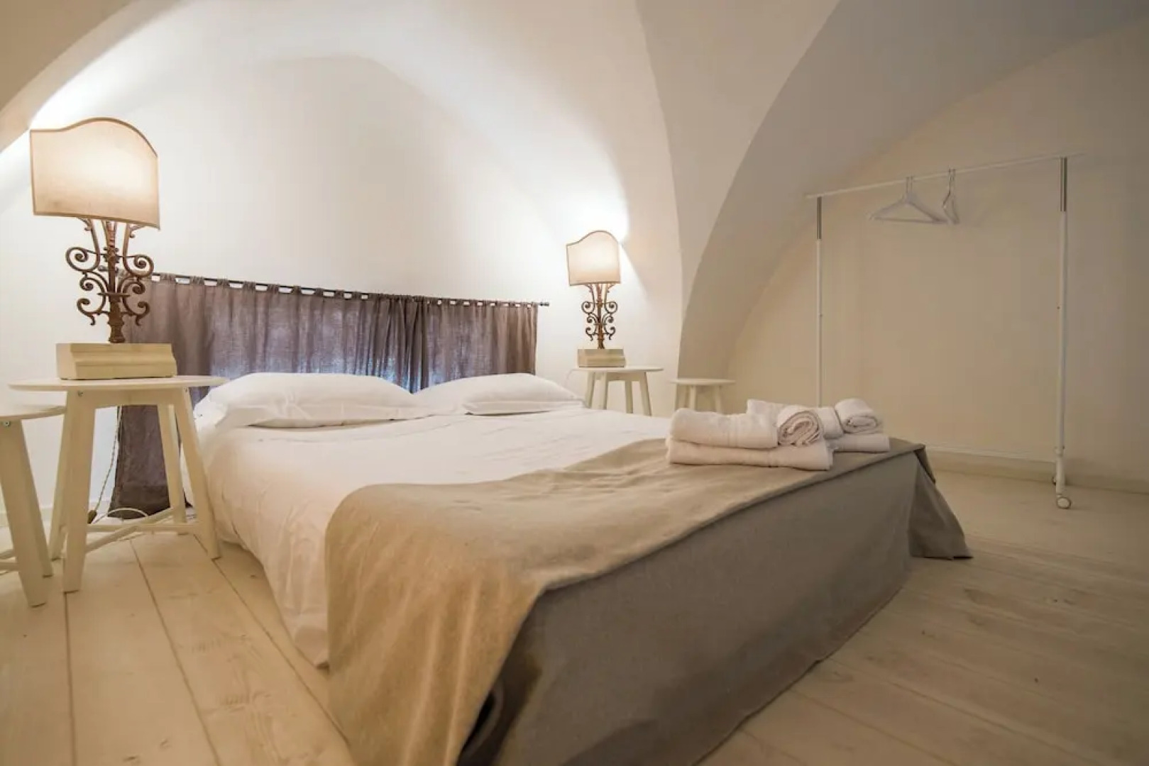 Elegant Farmhouse With Swimming Pool - Beahost