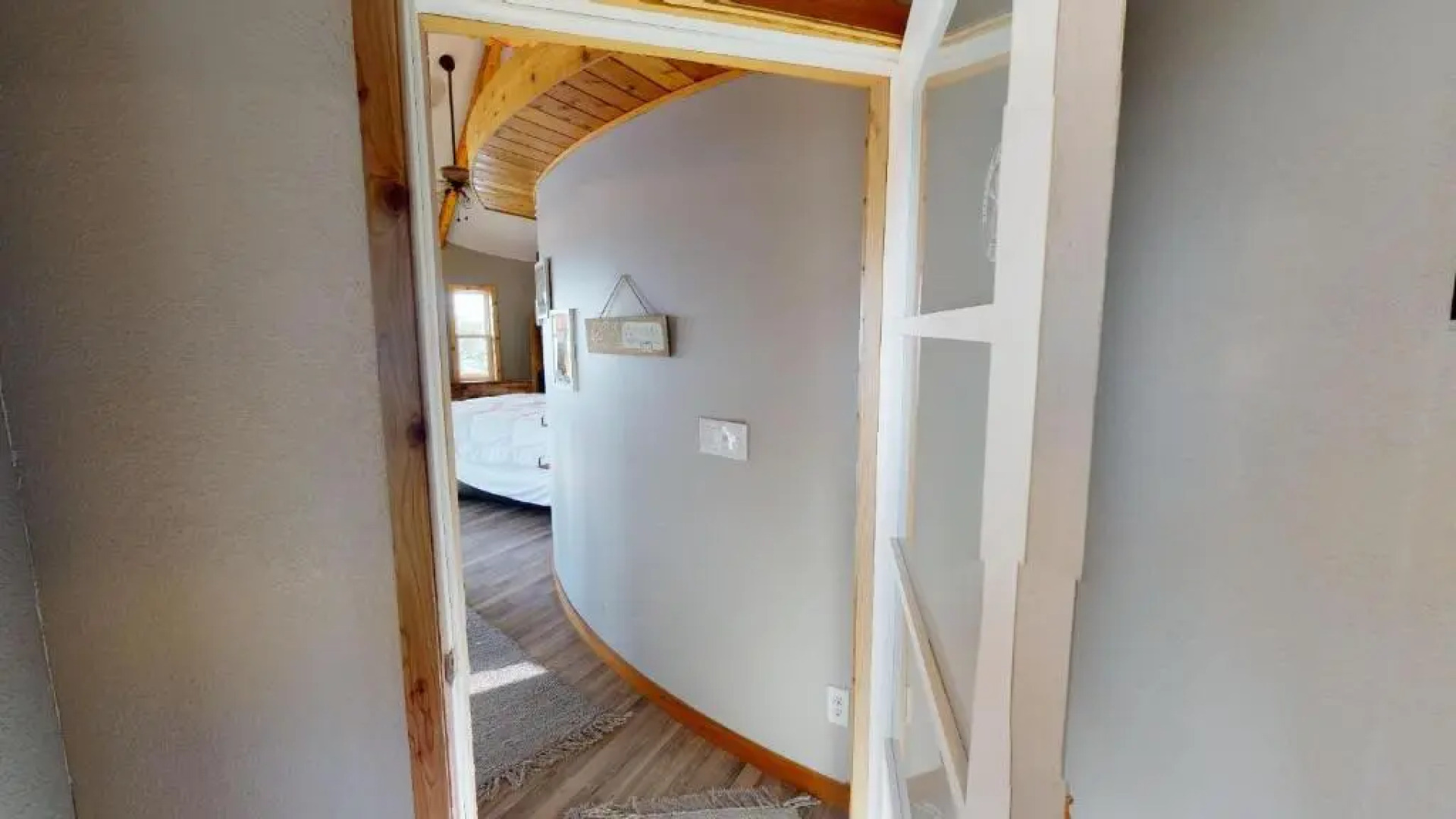 Square Bed ~ Round House