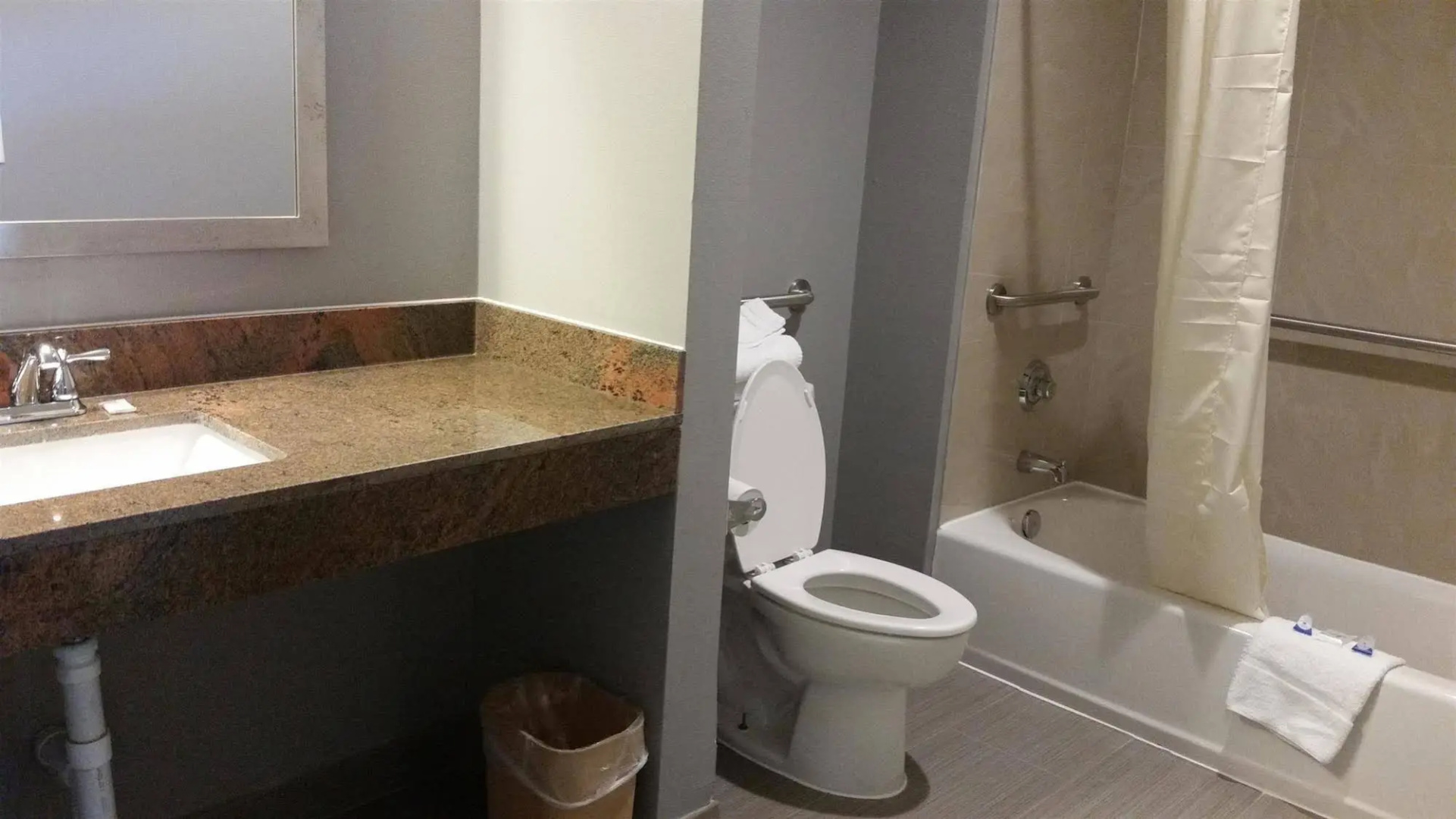 Econo Lodge Inn & Suites