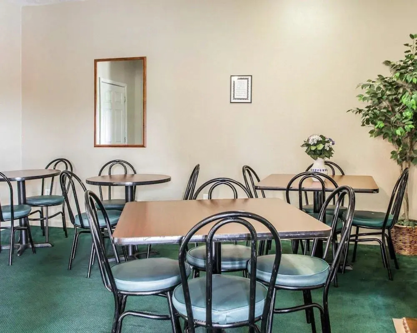 Econo Lodge Inn & Suites Granite City