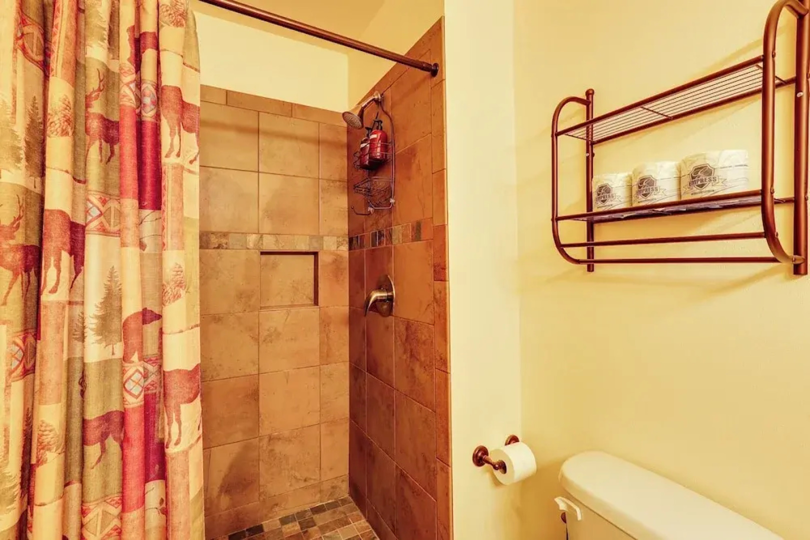 Hot Tub & Game Room: Ronald Retreat 2 Mi to Lake!