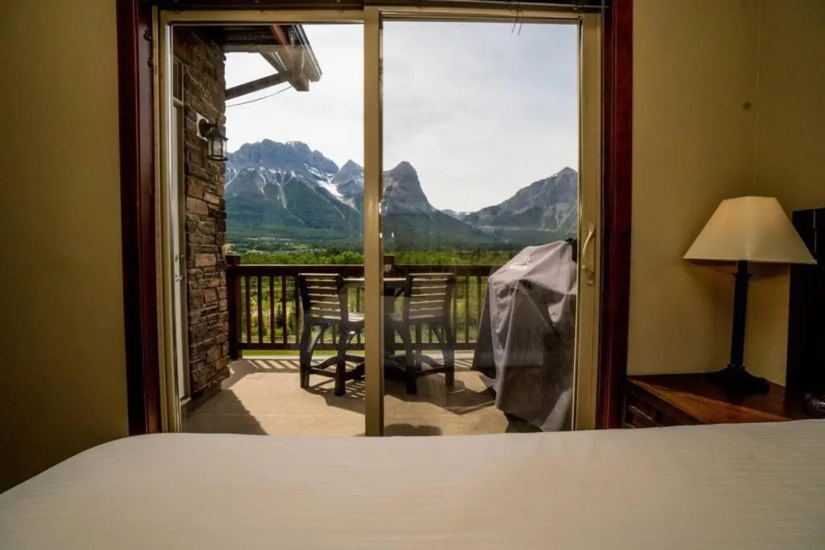 Spacious 3BR 2BA Penthouse with Mountain Views