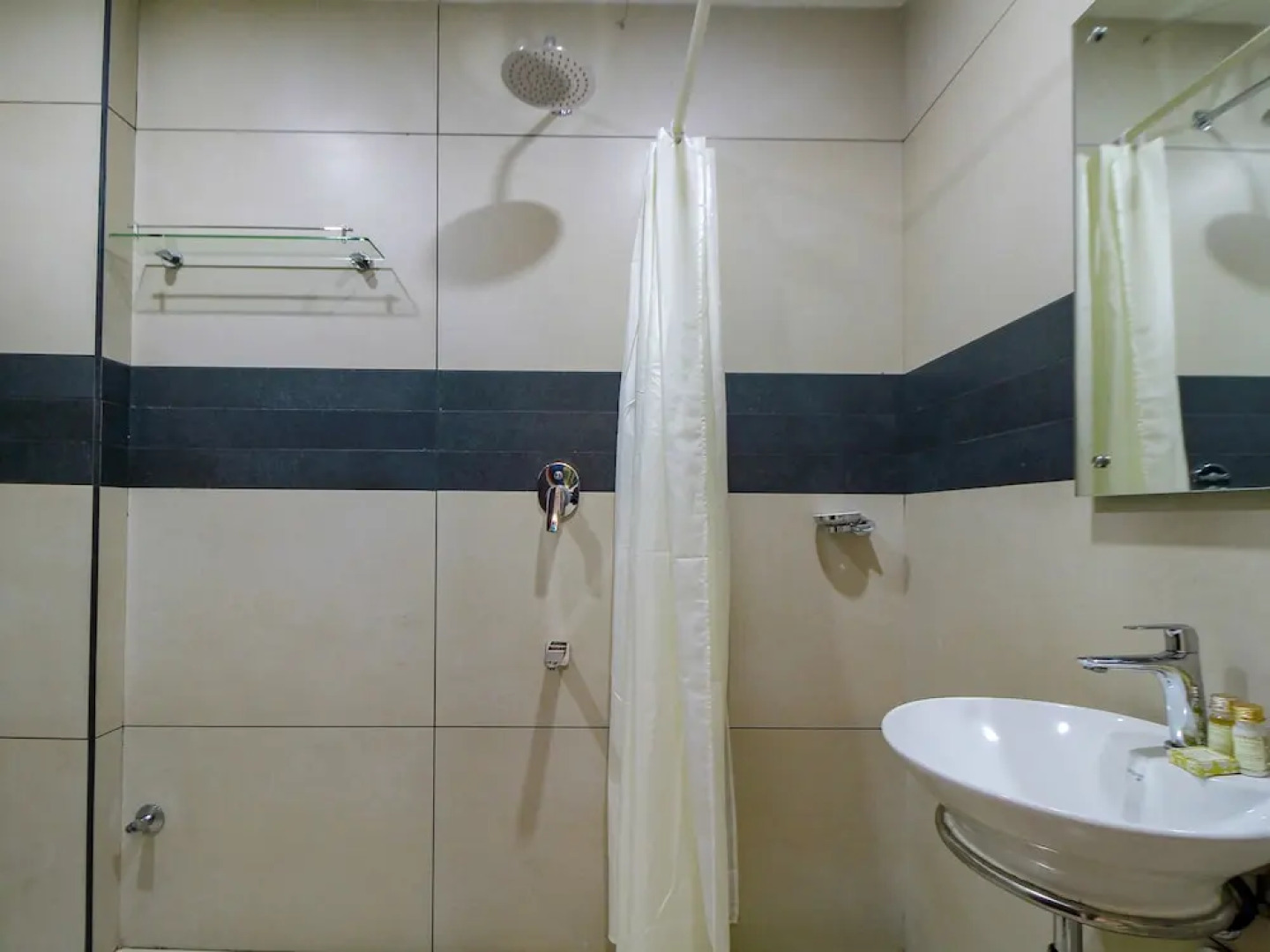 Capital O 29700 Le Moshe Inn