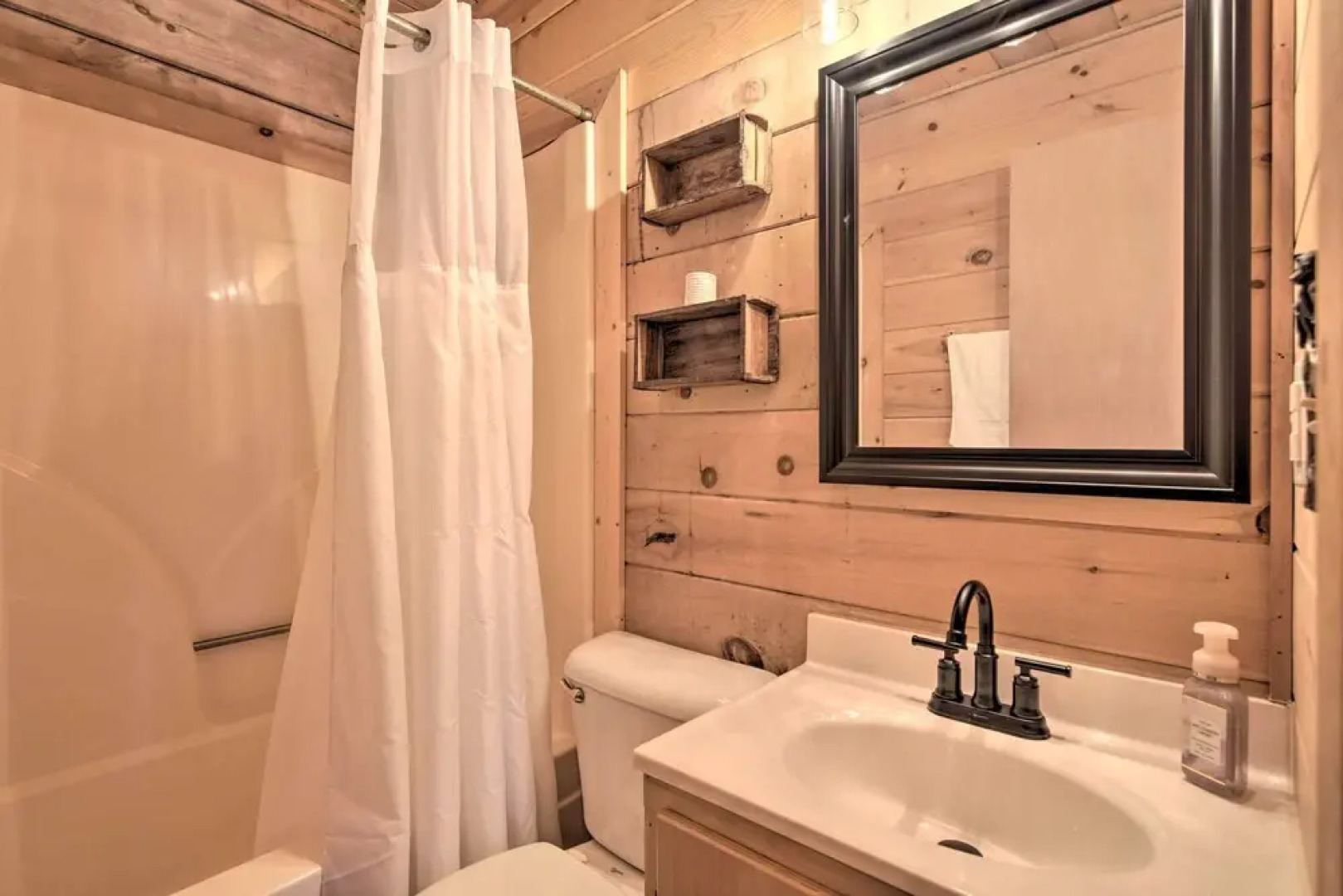 Treetop Hideout w/ Long-range Mountain Views!